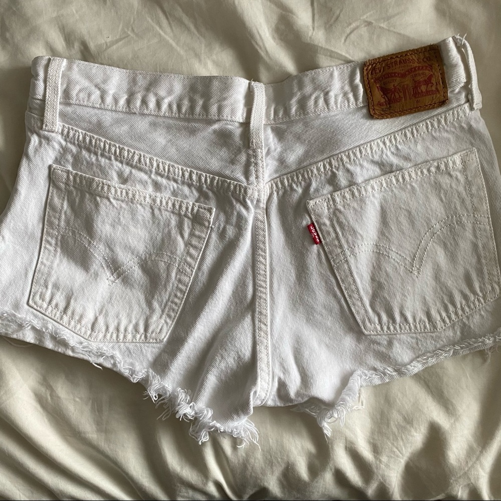 WHITE LEVI JEAN SHORTS